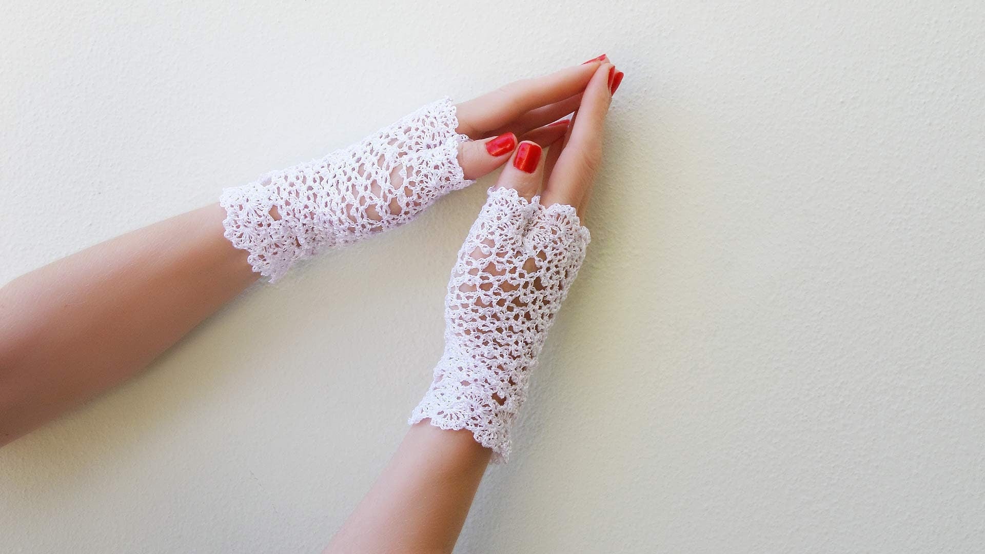 Delicate White Floral Lace Fingerless Gloves – Bridal & Special Occasion